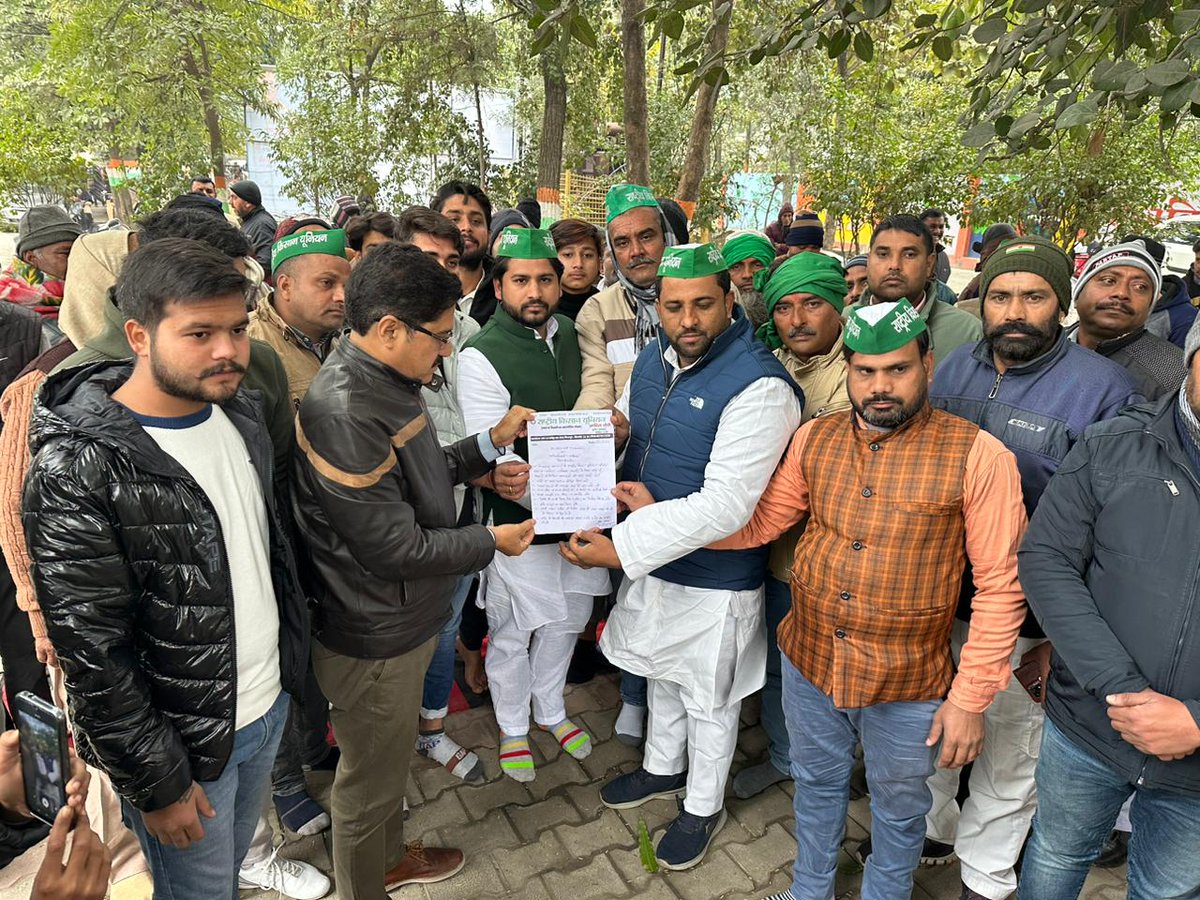 official_RKU's tweet photo. राष्ट्रीय किसान यूनियन  की एक मीटिंग नजीबाबाद तहसील प्रांगण में हुई राष्ट्रीय किसान यूनियन  के पदाधिकारी एसडीएम नजीबाबाद से वार्ता करते हुए@mahipalrku https://t.co/vJyY73ftFA