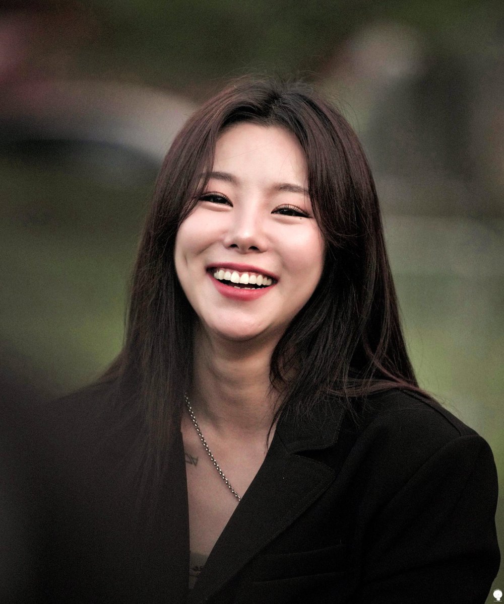 dreamlike1995's tweet image. remember when wheein had her first solo festival gig at rainbow festival and she was sooo happy 🥹