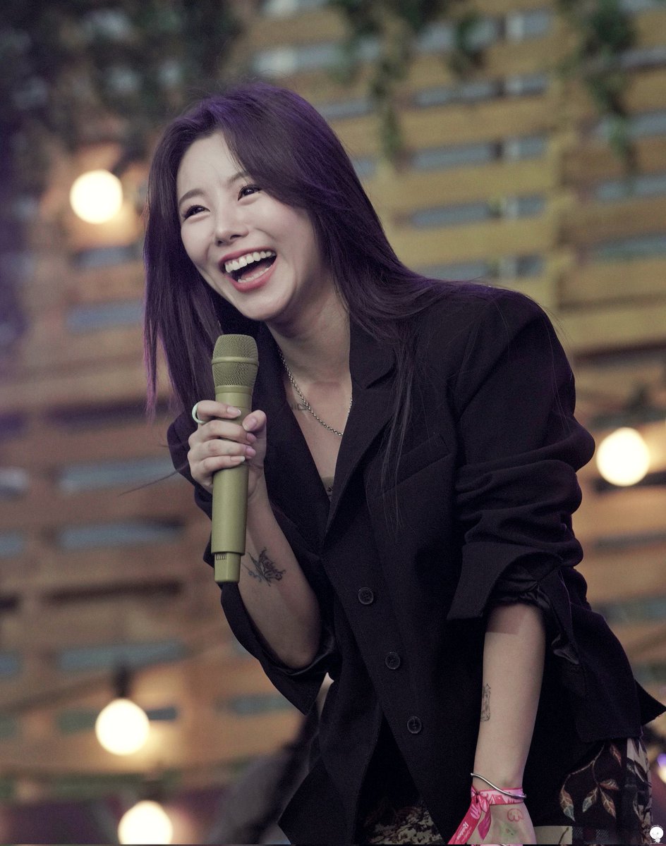 dreamlike1995's tweet image. remember when wheein had her first solo festival gig at rainbow festival and she was sooo happy 🥹
