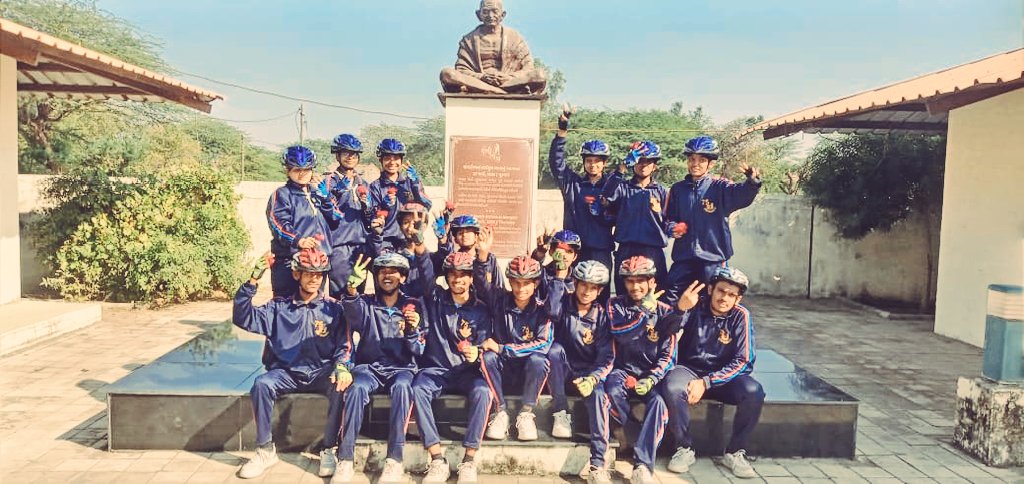 ParmarD33303750's tweet photo. #Sabarmaticyclerally ##75yearsofNCC
Cycle rally Mangarol pahochi vaha hamara swagat hua aur vaha bacho hamse kuchh Jana ,sikha aur hamane bhi kuchh naya unse sikha 
@ArvindKapoorTYG 
@HQ_DG_NCC
@DefencePRO_Guj 
@PMOIndia
@CMOGuj
@GovernorofGuj
@jadavpragnesh97 https://t.co/q41b5ki7RZ