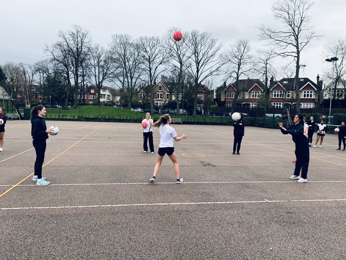 Alleyns_Sport's tweet photo. Does Eloise catch the pink ball or does it hit her on the head? …. Of course she catches it! 💪🏻🤗 #safehands #threeball #seniornetball @AlleynsSchool https://t.co/wrNsN2td3D