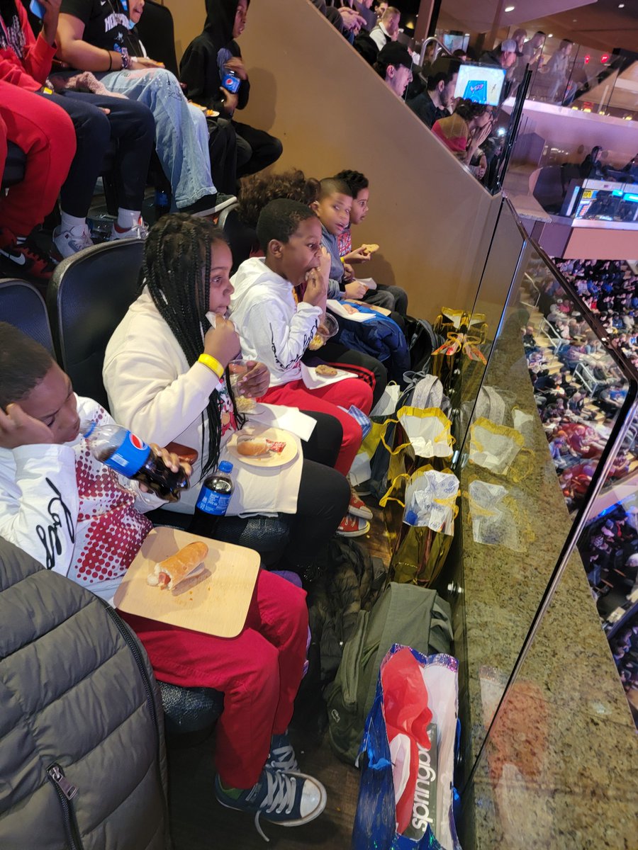 harlem_dowling's tweet photo. As part of our partnership with MSG's Garden of Dreams Foundation, some of our @nycyouth after-school program students were invited to participate in the annual Garden of Dreams Night held on Dec 21st. #DYCD #HarlemDowling #Nonprofit #NYKnicks #JohnStark #NightToRemember https://t.co/7Xx5mrqNhE