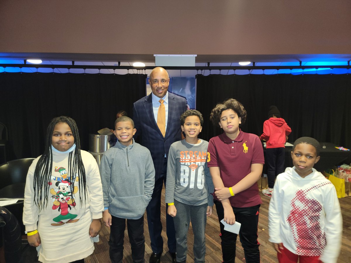 harlem_dowling's tweet photo. As part of our partnership with MSG's Garden of Dreams Foundation, some of our @nycyouth after-school program students were invited to participate in the annual Garden of Dreams Night held on Dec 21st. #DYCD #HarlemDowling #Nonprofit #NYKnicks #JohnStark #NightToRemember https://t.co/7Xx5mrqNhE
