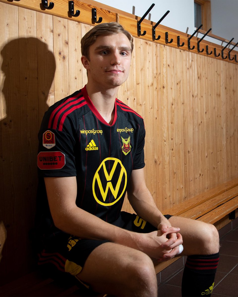 ofk_1996's tweet photo. Jakob Hedenquist skriver på ett tvåårsavtal med den 21-årige försvararen! Varmt välkommen Jakob! ✍️❤️🖤⚽️

#Vigerossaldrig #ÖFK https://t.co/MnrDne8yUK