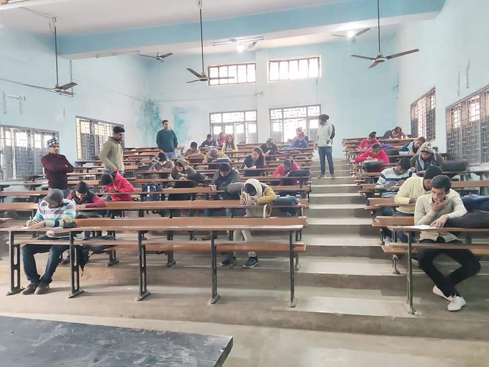 Singh1289Aryan's tweet photo. ABVP, AN college, Unit के द्वारा "राष्ट्रीय युवा दिवस" स्वामी विवेकानंद जयंती (12 जनवरी) के अवसर पर " निबंध लेखन " प्रतियोगिता का आयोजन महाविद्यालय प्रांगण में किया गया l
#ABVPForStudents
@ABVPVoice 
@Bihar_ABVP https://t.co/vfKwCS2wi6