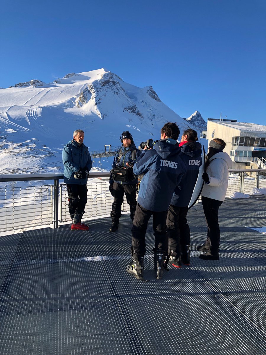 TignesOfficiel's tweet photo. Notre monitrice vous emmène sur les pistes de Tignes en compagnie de Michel Cymes pour parler des bienfaits du ski sur la santé, pourquoi choisir une destination montagne et comment se préparer ! https://t.co/vJI3wF5RcL https://t.co/KjC2wMi2t3