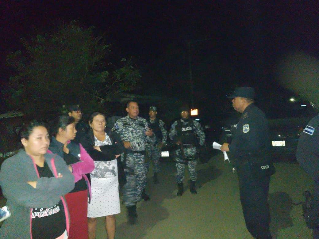 #Cabañas| Cinco personas, entre ellos líderes históricos comunales de la comunidad Santa Marta del municipio de Victoria, fueron capturados mediante orden judicial esta madrugada por presuntamente estar involucrados en delitos de guerra.