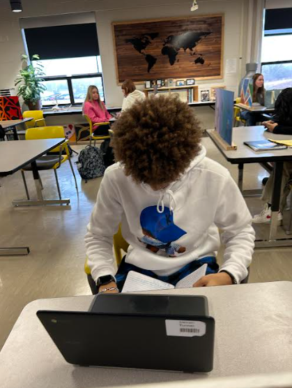 summers_talan's tweet photo. This is Devan, He is a K-stratagist offspring. This is because his mother doesn't have a lot of offspring at once and takes care of him throughout his life until he is able to take care of himself.
@franklinlorax #apescology https://t.co/VoAHZbDF2e