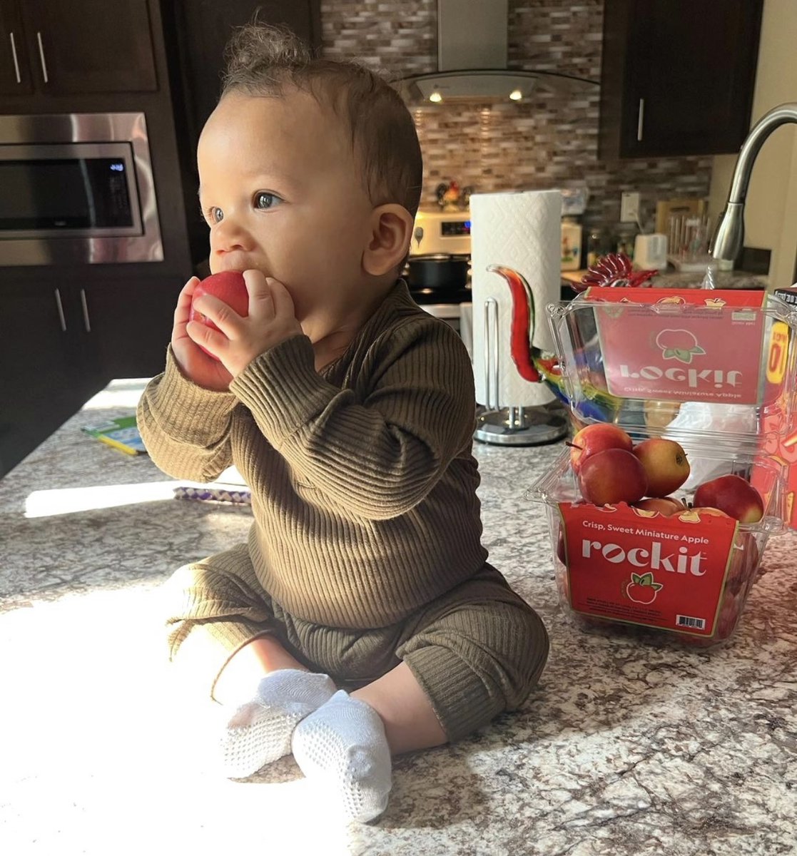 RockitAppleUSA's tweet photo. Tiny apples are perfect for tiny hands! Just ask @Influenster member, @styledbydesiree_! ๐ ๐ โก #RockitApple #TinyApple #KidApprovedSnack #Influenster https://t.co/hW1hrcadWg