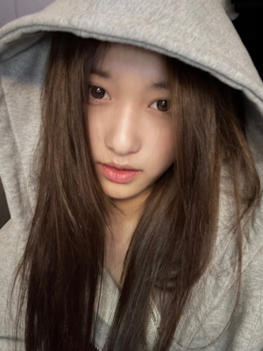 It’s a cuddly-bear-iceo who wants to say, “잘 자!” 🌙🤎
Before I go to my bed, I took this simple shoot and send it to my lovely DIVE. Here is your dream-fairy, and I’m wishing y’all sweet dreams sleep tight!