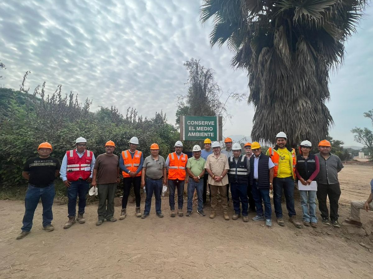 Munimolina's tweet photo. #LaMolinaInforma:🌱Iniciamos la mañana junto al alcalde, Diego Uceda y el rector de la @UNALM_online Dr. Américo Guevara, quienes vienen coordinando la donación de más de 500 árboles para el Parque Ecológico, que fomentará el sembrado de especies como paltos y sauces en la zona. https://t.co/MGkoJZDbdD