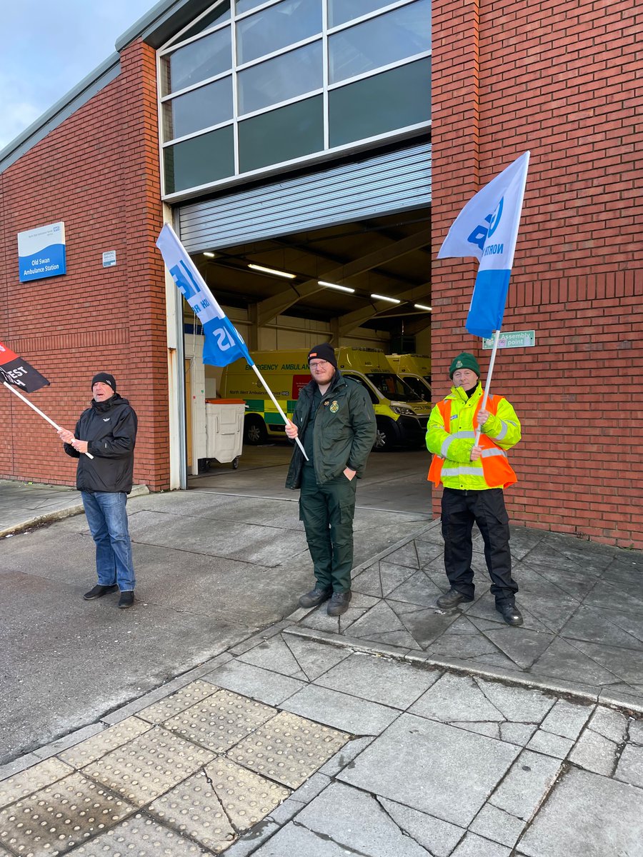 GMBNWI's tweet image. GMB Union #NWAS member @ScouserTimmy leading his fellow ambulance workers participating in today’s #ambulancestrike at Old Swan, #Liverpool! ✊🚑  #SolidarityWithStrikes #JoinAUnion #SupportTheStrikes #SaveOurNHS 🏥 #ToriesOut @GMBNWAS @PaulMaccaGMB @neilsmithgmb