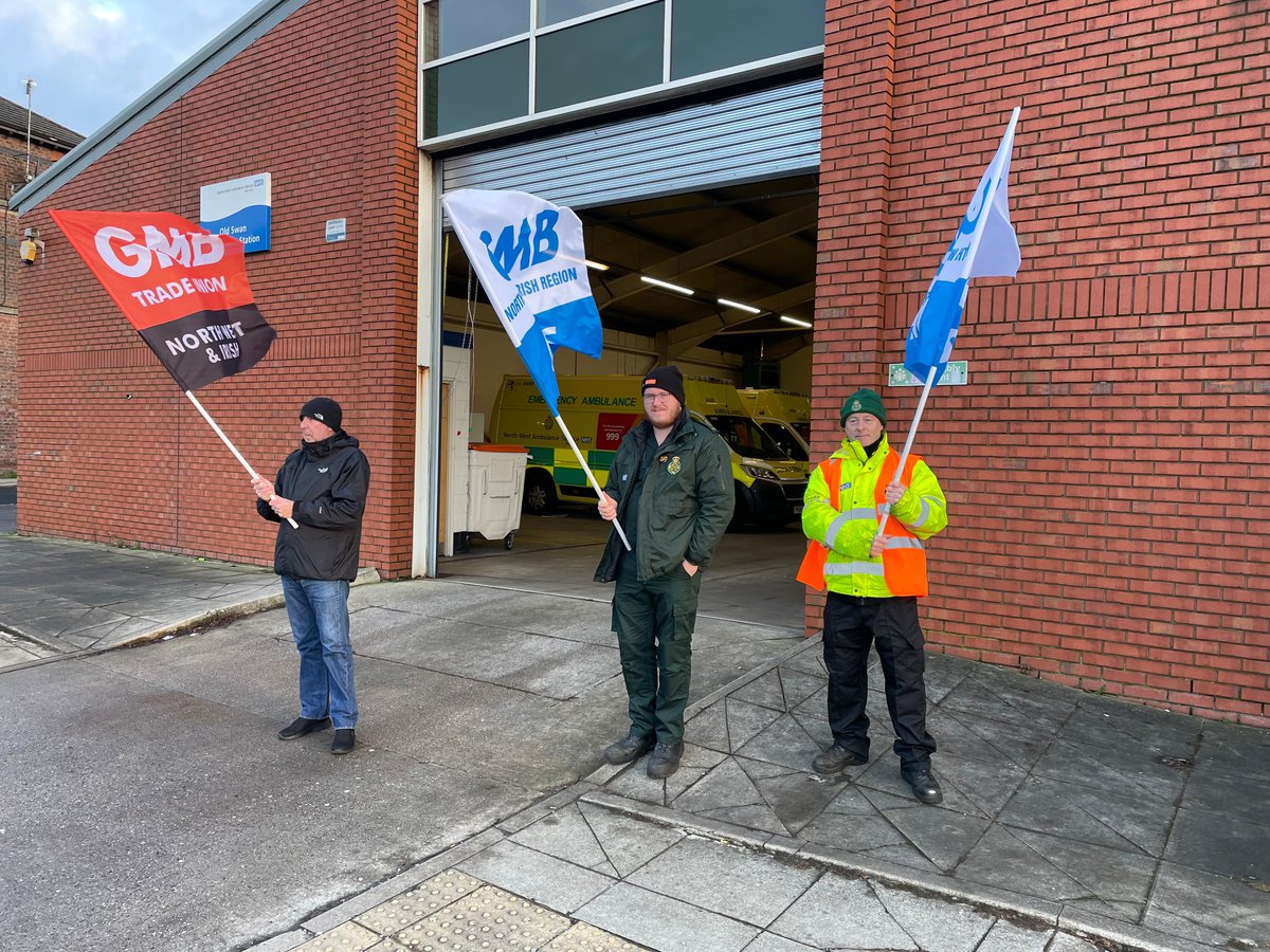 GMBNWI's tweet image. GMB Union #NWAS member @ScouserTimmy leading his fellow ambulance workers participating in today’s #ambulancestrike at Old Swan, #Liverpool! ✊🚑  #SolidarityWithStrikes #JoinAUnion #SupportTheStrikes #SaveOurNHS 🏥 #ToriesOut @GMBNWAS @PaulMaccaGMB @neilsmithgmb
