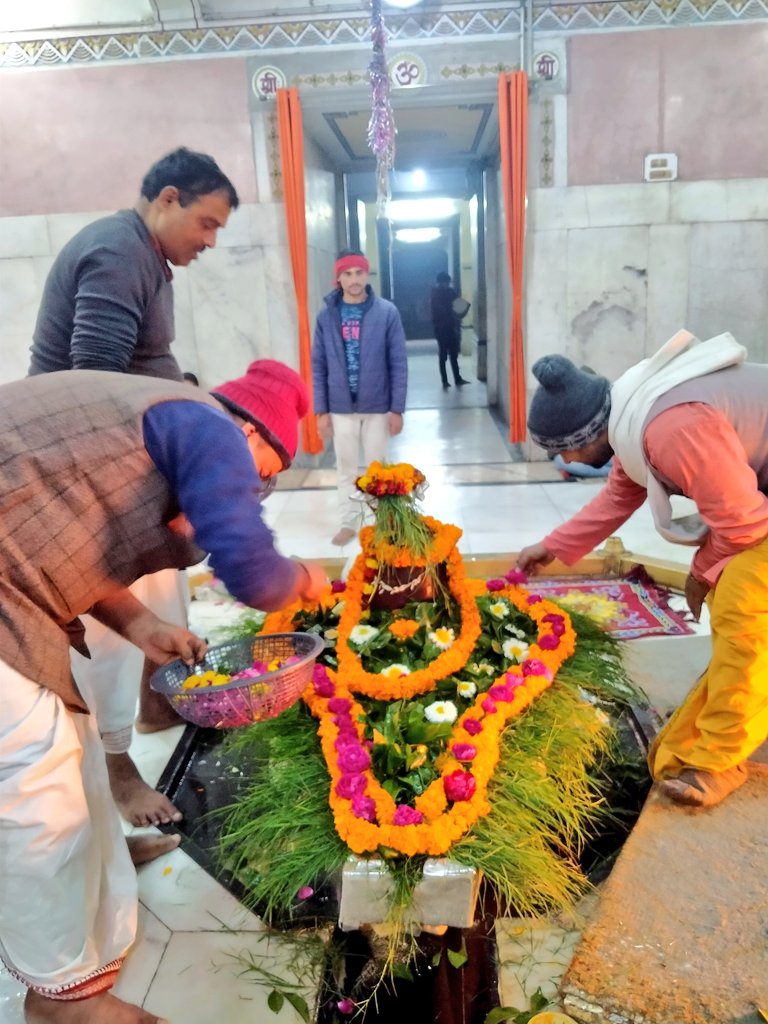 VT_BHU's tweet photo. श्री विश्वनाथ मंदिर में संध्या श्रृंगार आरती के लिए बाबा भोलेनाथ जी का श्रृंगार करते हुए पुजारी... https://t.co/ecp8cIjaIW