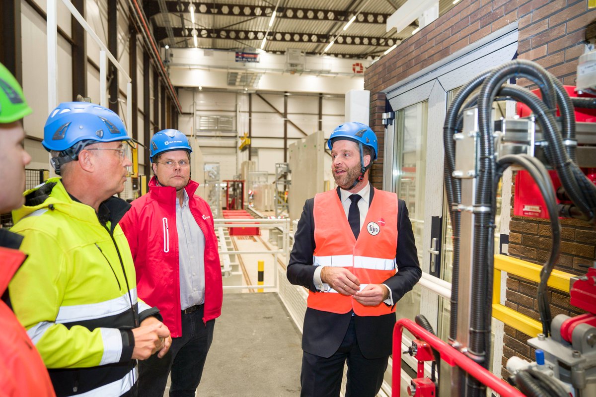 Vandaag ontvingen we minister <a href="/hugodejonge/">Hugo de Jonge</a> in de woningfabriek. <a href="/PeterHutten/">Peter Hutten</a>, CEO <a href="/VanWijnenGroep/">Van Wijnen</a>, vindt zijn ambitie om 900.000 woningen te bouwen haalbaar. De Jonge: ''Deze fabriek is de innovatie die we nodig hebben om te voldoen aan de woningvraag.''➡️ bit.ly/3GW0Vgt