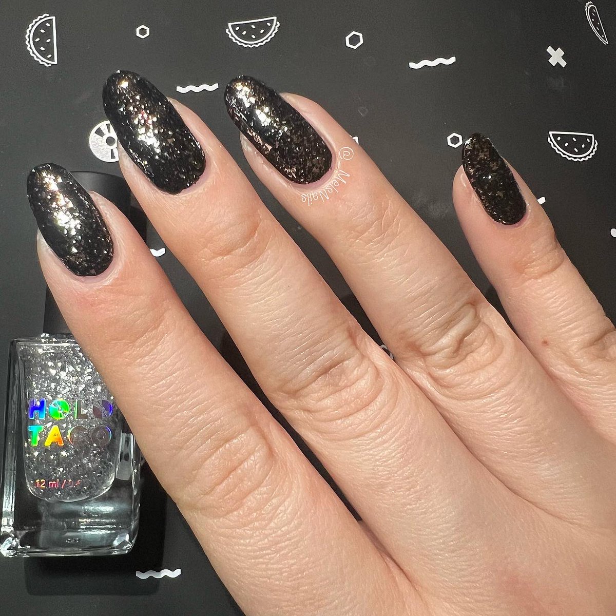 _MelsNails's tweet photo. Silver flake over black 🤍🖤
Matte vs glossy 🤩 💅🏻 
@holotaco #LongLastingBase #OneCoatBlack #SilverFlakeTaco #SuperGlossyTaco #MatteTaco
#HoloTaco #melsnails #holotacocombo https://t.co/MSXWaT7kDJ
