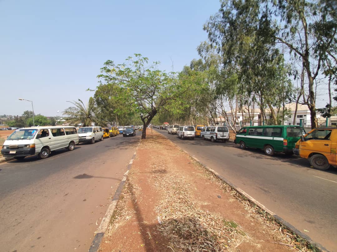 Yello_pawpaaw's tweet image. #TinubuInEnugu  423 Buses Conveyed Paid Crowd From Benue And Kogi States To Enugu