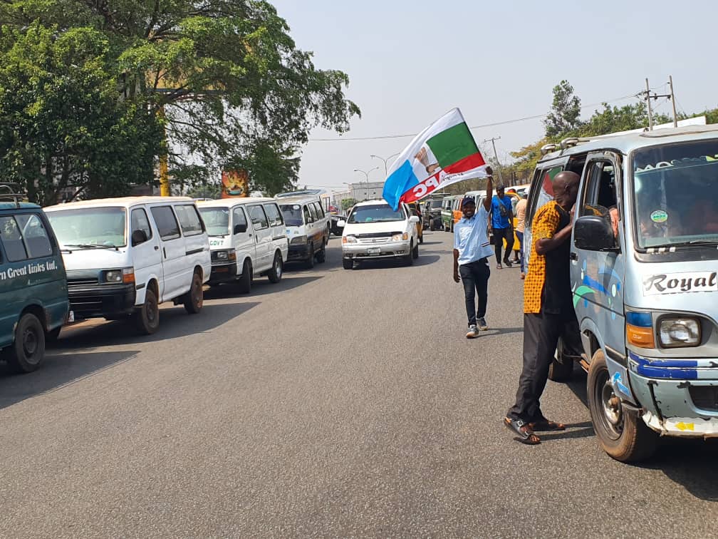 Yello_pawpaaw's tweet image. #TinubuInEnugu  423 Buses Conveyed Paid Crowd From Benue And Kogi States To Enugu