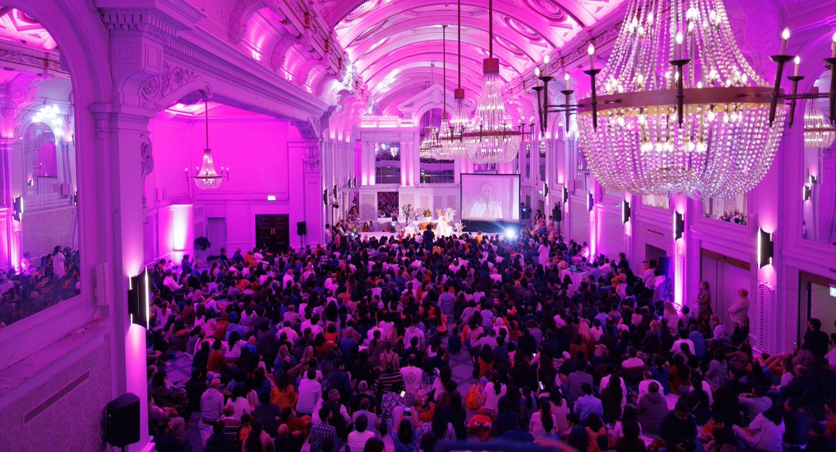 Gurudev's tweet photo. An intimate evening of wisdom, music, and meditation, in London after 7 years. https://t.co/MNLbnfVv9f
