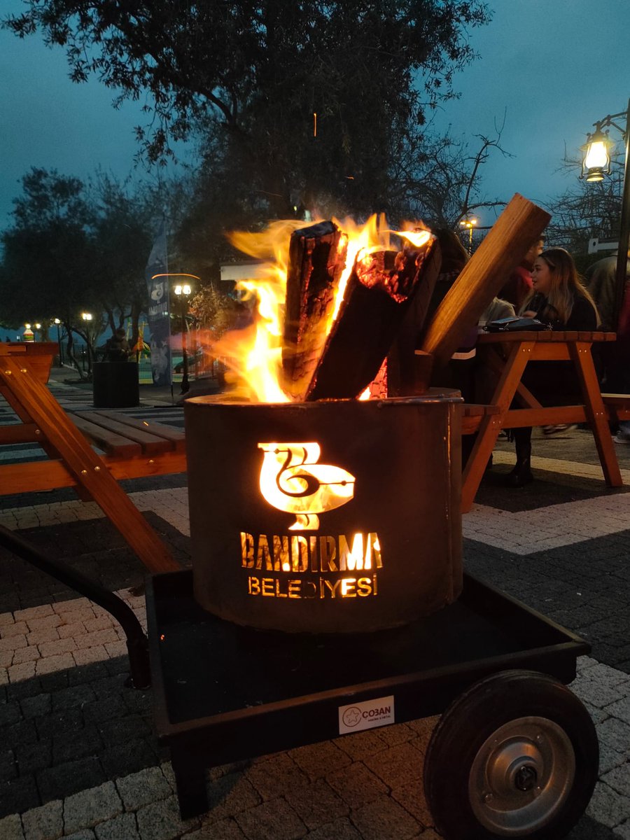 AYY_BUU's tweet photo. Özel üretim 10 Adet Mobil Bahçe Şöminemiz Bandırma Belediyesine hayırlı olsun 💛🖤 Bizi tercih ettiğiniz için teşekkür ederiz 🙏

Sizde kendinize özel Mobil Şömine için bizlerle iletişime geçin 🤌

#bandırma #balikesir #AYYBUU #şömine #bahçeısıtıcı #bahçeşöminesi #kafe #cafe https://t.co/svhV9BdwWj