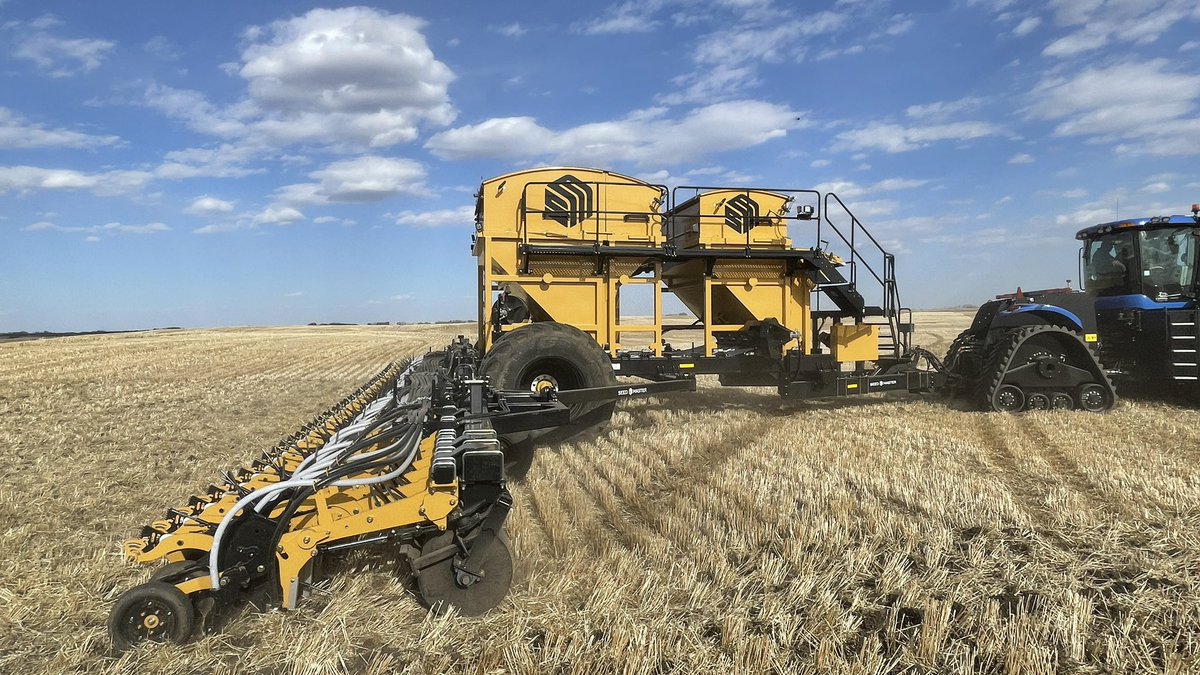 SeedMasterMfg's tweet photo. A common question we get asked about the #UltraSR: “What’s with the steel drum on the wing?” The tapered, custom design allows us to tuck a perfectly sized “wheel” under the beam that does not leave a berm in the field when cornering. A common sense solution. See it at @WCCPS_SK https://t.co/hc0KkzmEIj