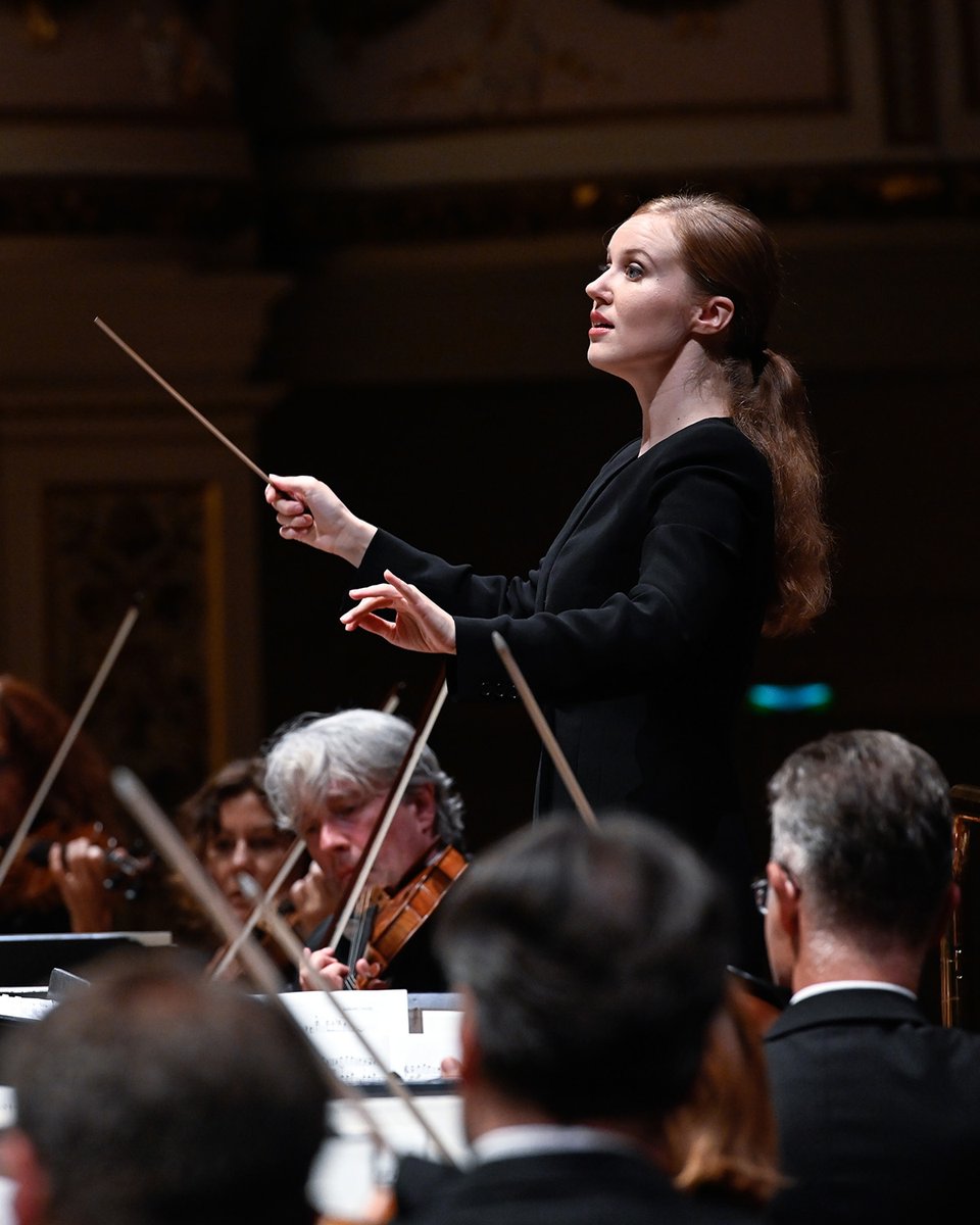 The Lithuanian conductor Giedrė Šlekytė takes over the musical direction of an opera at the #Semperoper for the first time with »La bohème« on Friday. Last summer, she stood on the podium of the Staatskapelle Dresden for a concert. 3x toi to her!