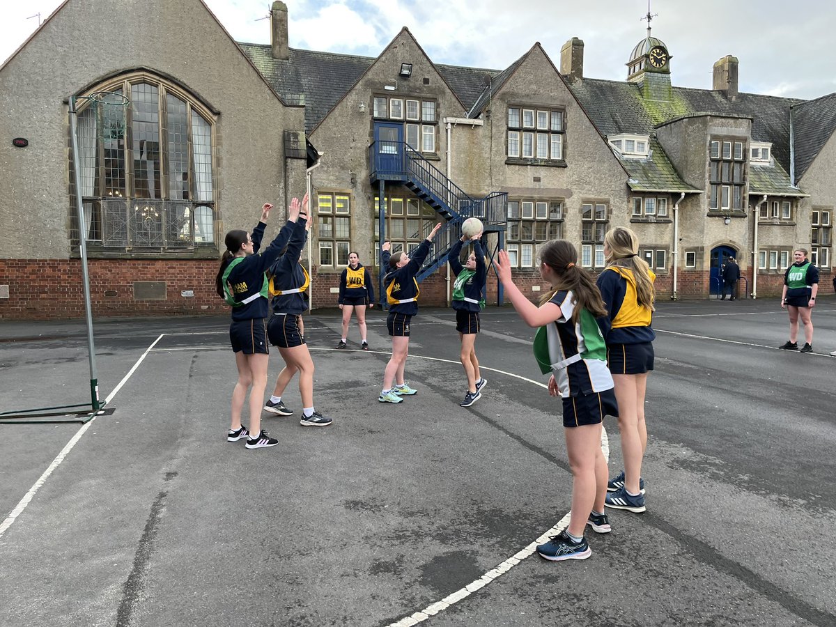 KirkhamGrammar's tweet photo. @KirkhamGrammar Third Year girls making the most of the fine weather this morning! #netball #gameslesson @KGS_sports https://t.co/P59yDyiGui