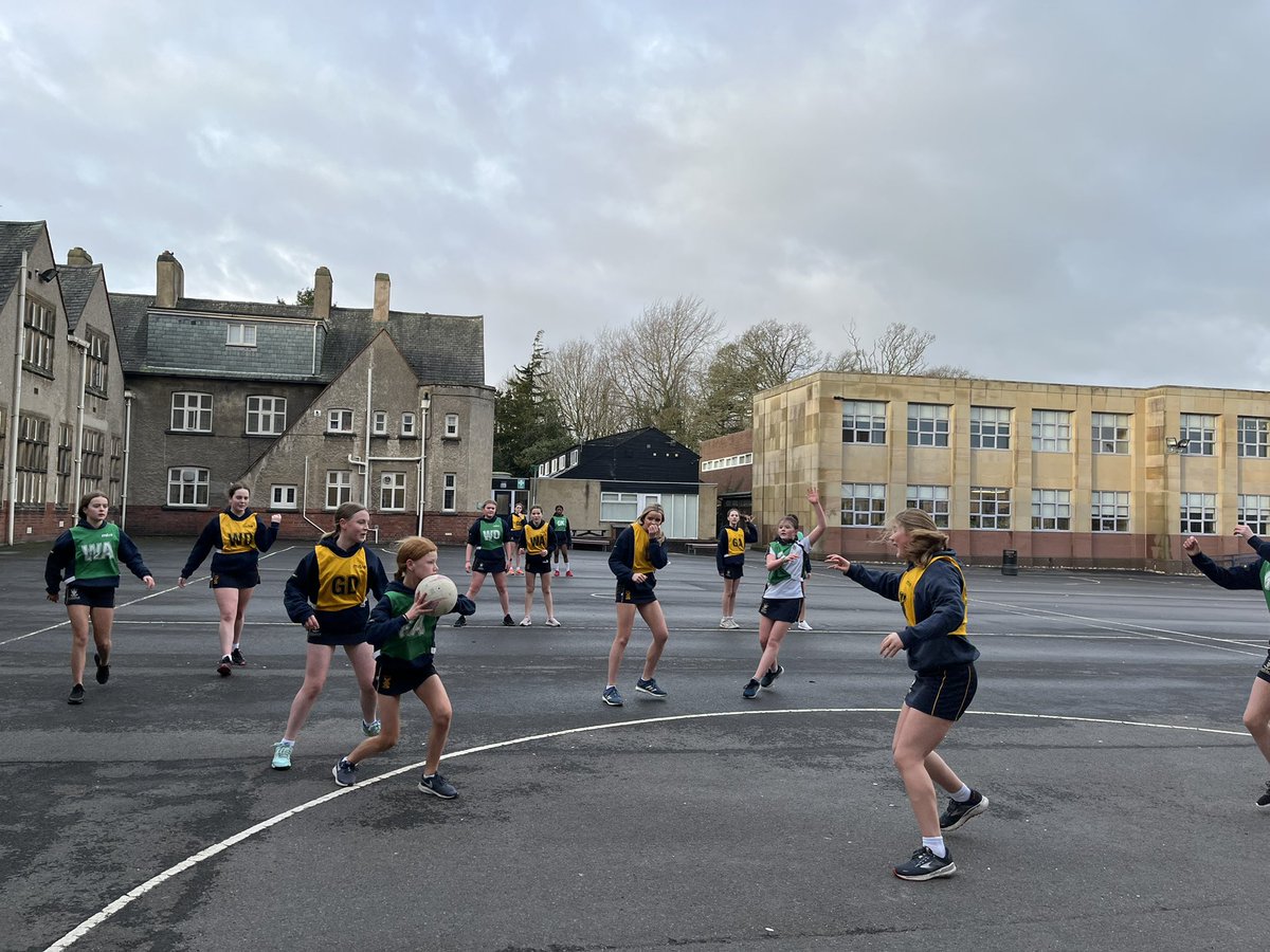 KirkhamGrammar's tweet photo. @KirkhamGrammar Third Year girls making the most of the fine weather this morning! #netball #gameslesson @KGS_sports https://t.co/P59yDyiGui