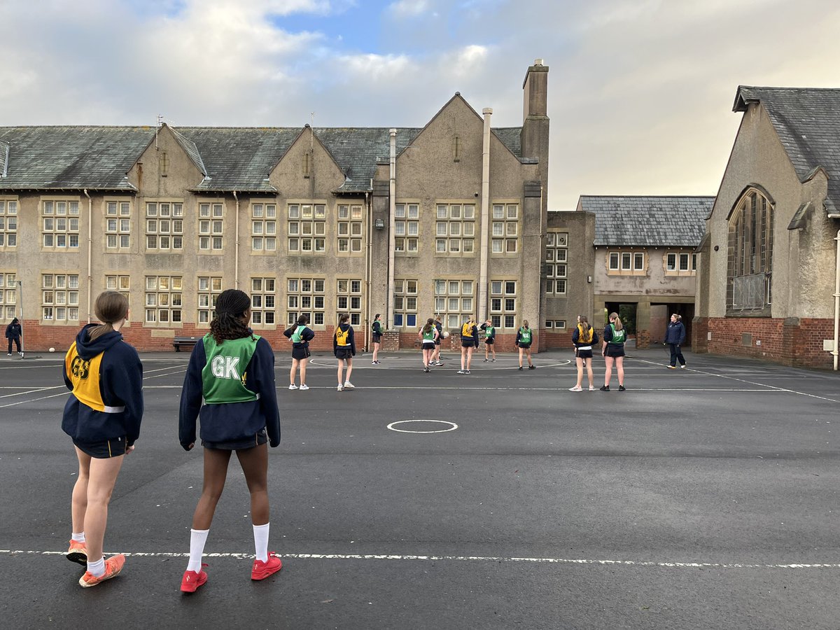 KirkhamGrammar's tweet photo. @KirkhamGrammar Third Year girls making the most of the fine weather this morning! #netball #gameslesson @KGS_sports https://t.co/P59yDyiGui