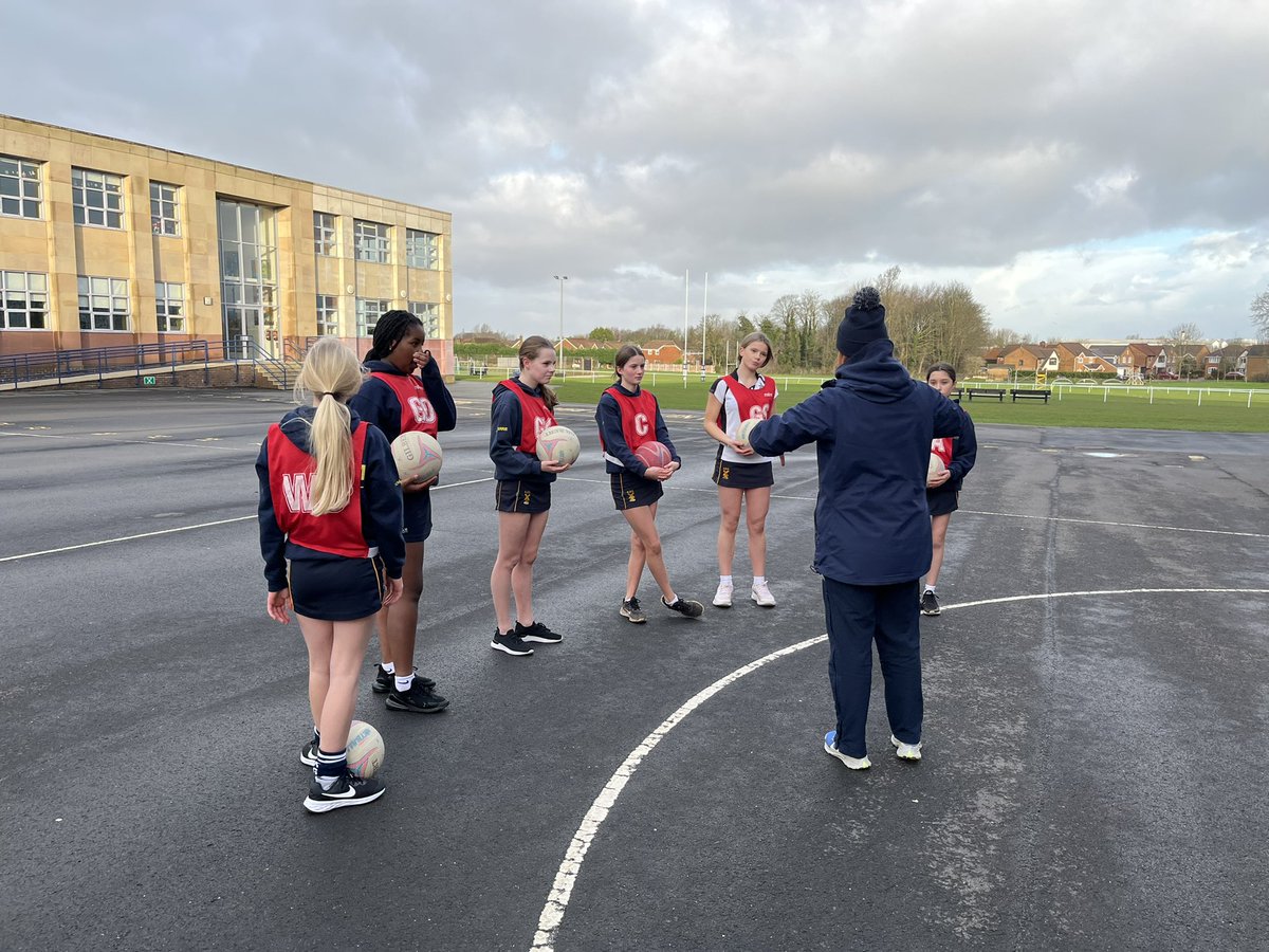 KirkhamGrammar's tweet photo. @KirkhamGrammar Third Year girls making the most of the fine weather this morning! #netball #gameslesson @KGS_sports https://t.co/P59yDyiGui