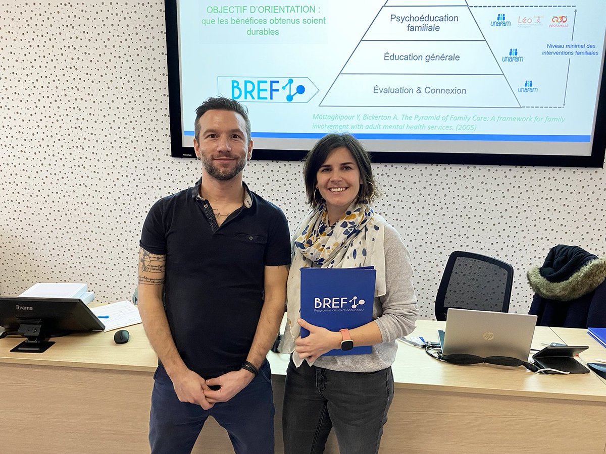 EPSM_Vendee's tweet photo. 🔴 Formation de nos équipes au #ProgrammeBREF par le Centre Lyonnais des Aidants en #Psychiatrie ! Ce prog propose :
👉 à tout #aidant dont le proche vit avec un trouble psychiatrique
👉 3 RDV d'1 heure par 2 pros de santé
👉 avec 1 bénévole asso #familles
https://t.co/hC6yt3U5bW https://t.co/98QdMFESzt