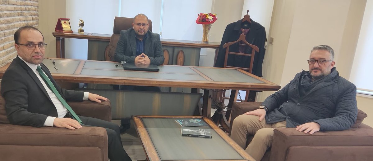 sukrukirboga's tweet photo. Bugün,hemşehrim olan Consultmedia firmasının sahibi Abdullah Cengiz beyi ofislerinde ziyaret ettim.
Misafirperverliklerinden ötürü kendilerine çok teşekkür ederim. @Ahmet_Davutoglu 
@serkanbesen @cengiz_abdullah https://t.co/tgiaBRm0Ld