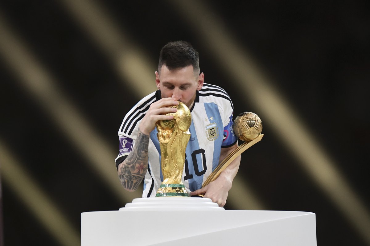 sportbible's tweet image. Players with the most hat-tricks without penalties:

🇦🇷 Aguero - 10
🇵🇱 Lewandowski - 16
🇺🇾 Suarez - 21
🇵🇹 Ronaldo - 28
🇦🇷 Messi - 42

Lionel Messi is the only one on the list who isn't a striker... 😅