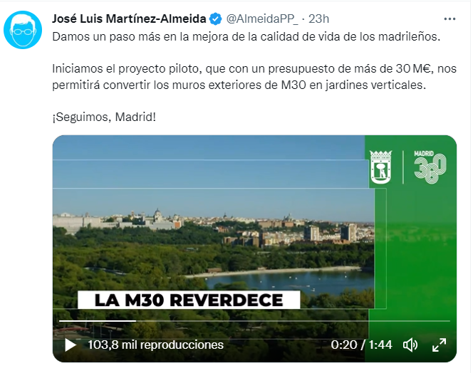 MariaPastorV's tweet photo. Señor @AlmeidaPP_, renaturalizar las ciudades es esto que hace @AdaColau: pasillos verdes para las personas. Y no lo que haces tú: pasillos verdes para los coches.
Se trata de reducir el protagonismo del coche, no de camuflarlo. #AlcaldeDelHumo https://t.co/dr3ITZWtKK