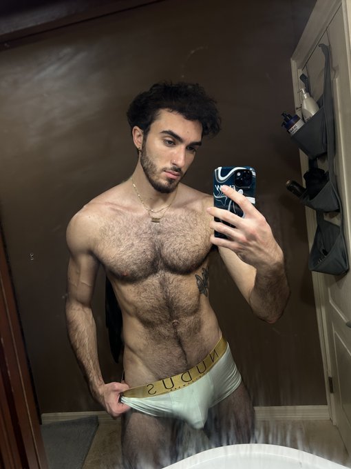 So hot makes the mirror fog up 🌫 https://t.co/US47ddWqbg