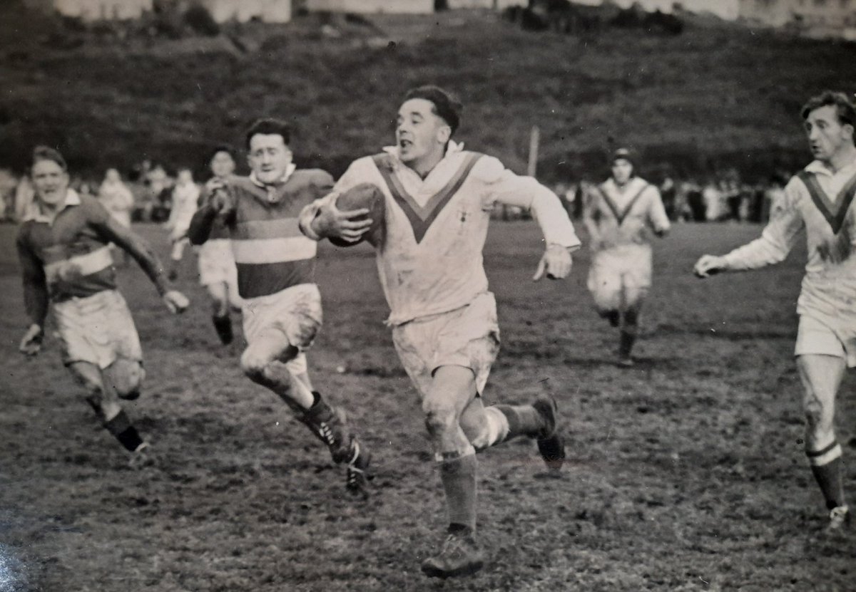 🙏 We were saddened to learn of the recent passing of Tom Danby @barney_ob 

🌹 At the time of his death, Tom was the oldest surviving international for @EnglandRugby and Great Britain Lions @England_RL, who also starred for @SalfordDevils in the 1950s