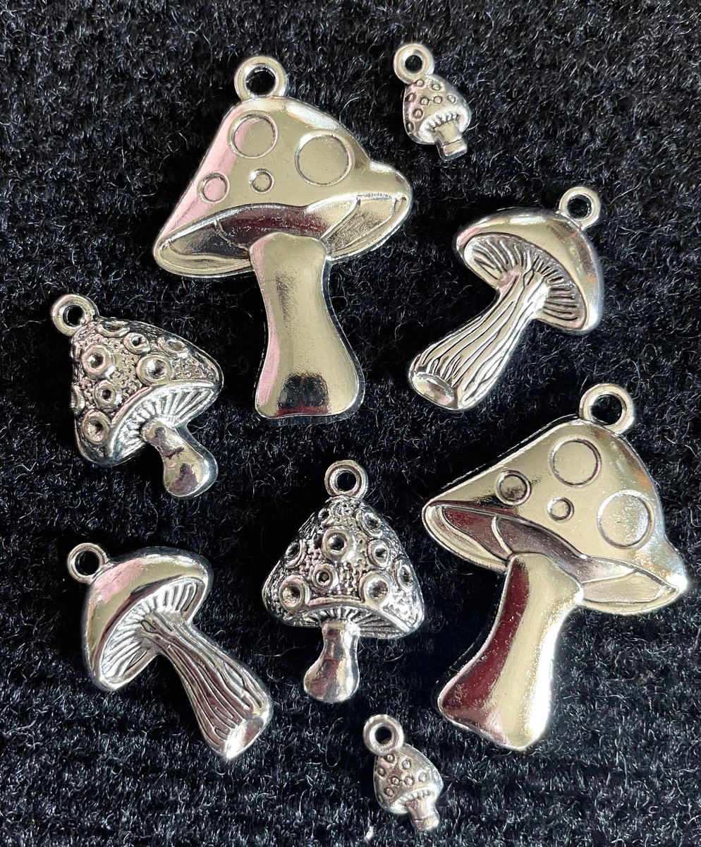 8 Piece Antique Silver Mushroom Charms & Necklace Pendants for jewelry making
 #Silver #NecklacePendants #Antique #piece #Charms #gift #Mushroom #JewelryMaking #StuffByWoosiesMom #etsy

👉etsy.com/listing/133018…
