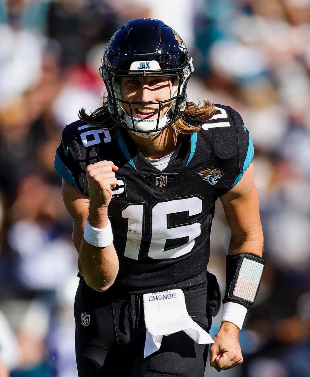 Los Jaguars llevaban años a la deriva, sin rumbo y sin alguien que los guiara.

Eso cambió cuando Trevor Lawrence llegó a Jacksonville.
El quarterback de Tennessee nunca dudó que haría grande a esta franquicia.

Así ha sido y ahora están en Playoffs.
Aquí su historia.

🧵👇🏻 #NFL