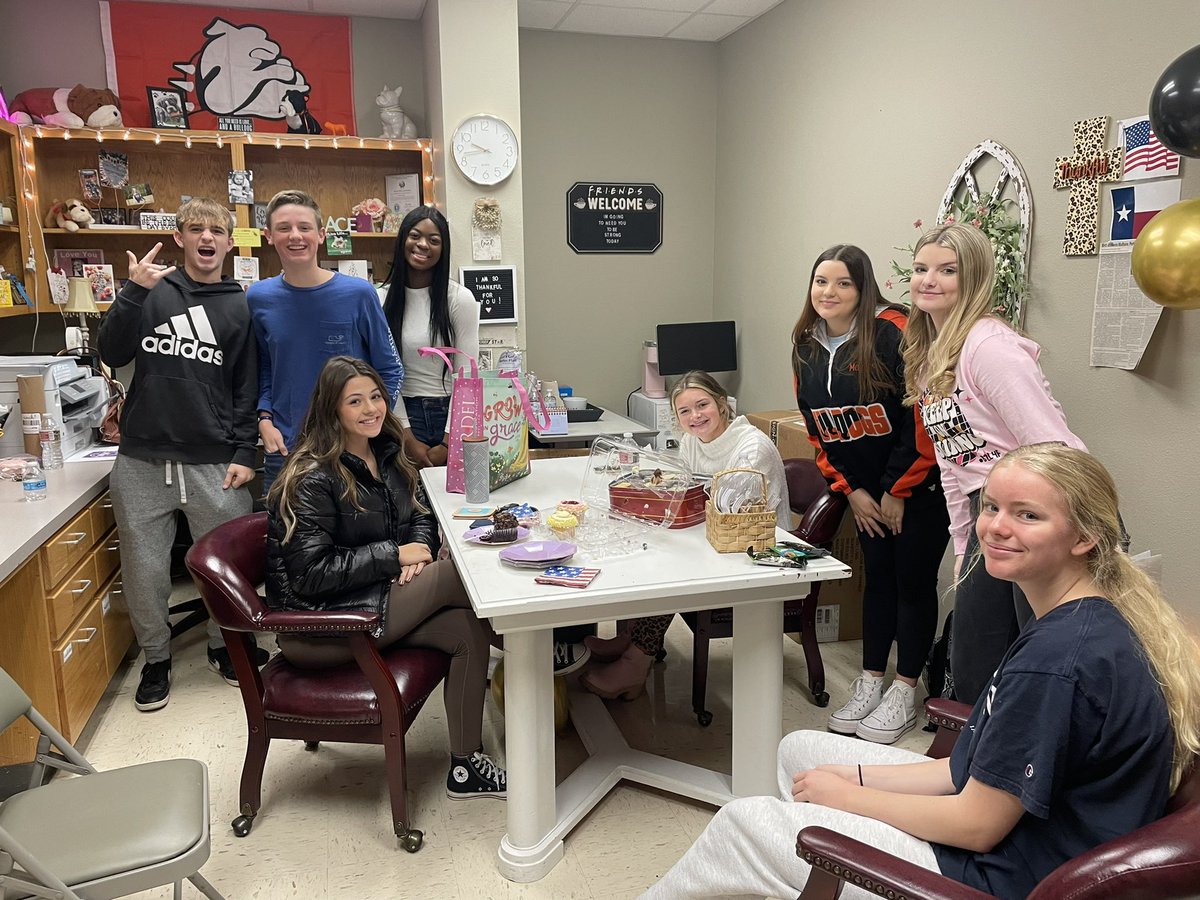 burkburnetths's tweet photo. Yesterday students said goodbye to a dear friend, Jasmine Boyd. Jasmine and her family have a new duty station, and BHS wishes them the very best as they embark on this new chapter. Good luck, Jasmine! #student2student #weloveourmilitaryfamilies https://t.co/ibpwNVoxPm