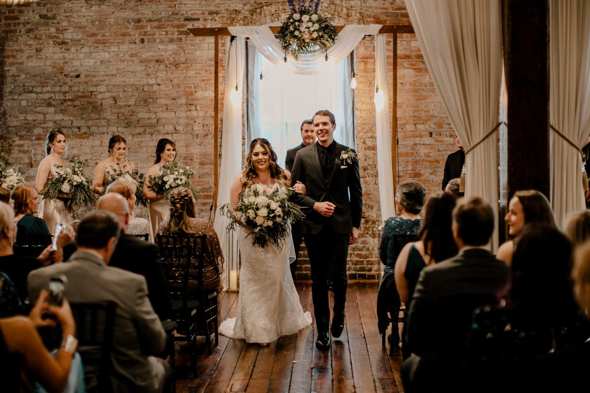 Highlight of 2022 was being feat #VirginiaBrideMagazine designing Bri &amp; Tom's #wedding  flowers. 
Invite to visit our website to get more information:  sarahspetals.com 
Article: vabridemagazine.com/real-virginia-…
#KristinaLynnPhotography
Venue: #CottontailWeddingsEvents
