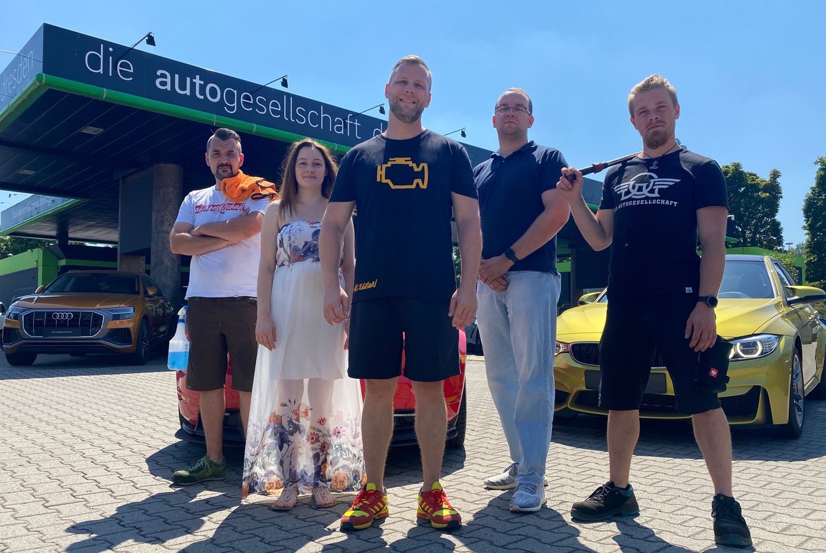 SPORT1's tweet photo. Der nächste #MotorMittwoch auf @SPORT1 steht an: Nach den #PSProfis ab 20:15 Uhr gibt's ab 21:15 Uhr eine neue Folge von #EastsideMotors zu sehen, dabei ist Enrico u.a. auf #Porsche-Shoppingtour. Ab 22:15 Uhr sind auch wieder Ramona und Yunus bei #Deals4Wheels im Einsatz. 🚘🔧🔥 https://t.co/CviBSxqcRc