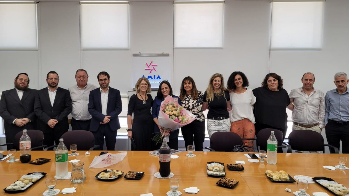 InfoAMIA's tweet photo. Un emotivo encuentro compartimos con Malka Hamra, a quien reconocimos y agradecimos por los 12 años que colaboró activamente con nuestra institución, en la tarea de brindar contención y orientación en salud a personas en situación de vulnerabilidad social. https://t.co/cA1n4Gs631