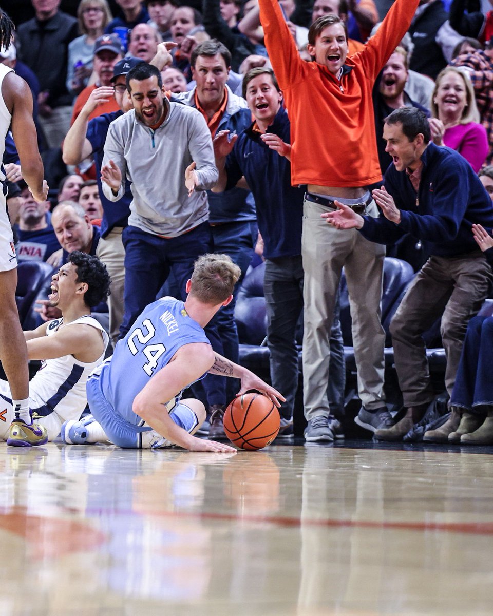 VirginiaSports's tweet image. Top to bottom culture buy-in: When the University President gets locked in on defense like @presjimryan!

🔶⚔️🔷#GoHoos
