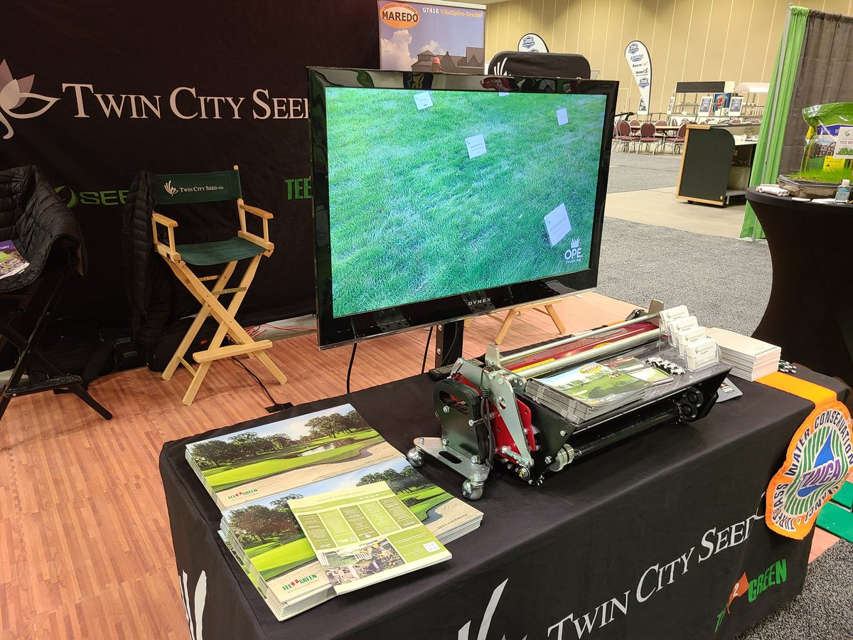 twincityseed's tweet photo. Get your questions answered with the @MaredoBV 410GT Seeder and @T2GTurfGuy for @T2GBentgrass at our booth 1621, 1720. https://t.co/gZXvuJY0Bq