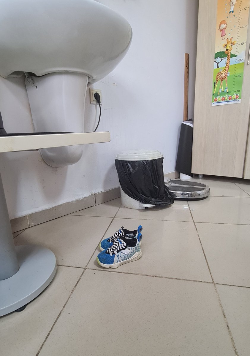 Dr_MaVi's tweet photo. Ayakkabısını çıkartıp kaçtı muayene için yakalanmasını bekliyoruz 🤣😍 https://t.co/krcYx3Y27j