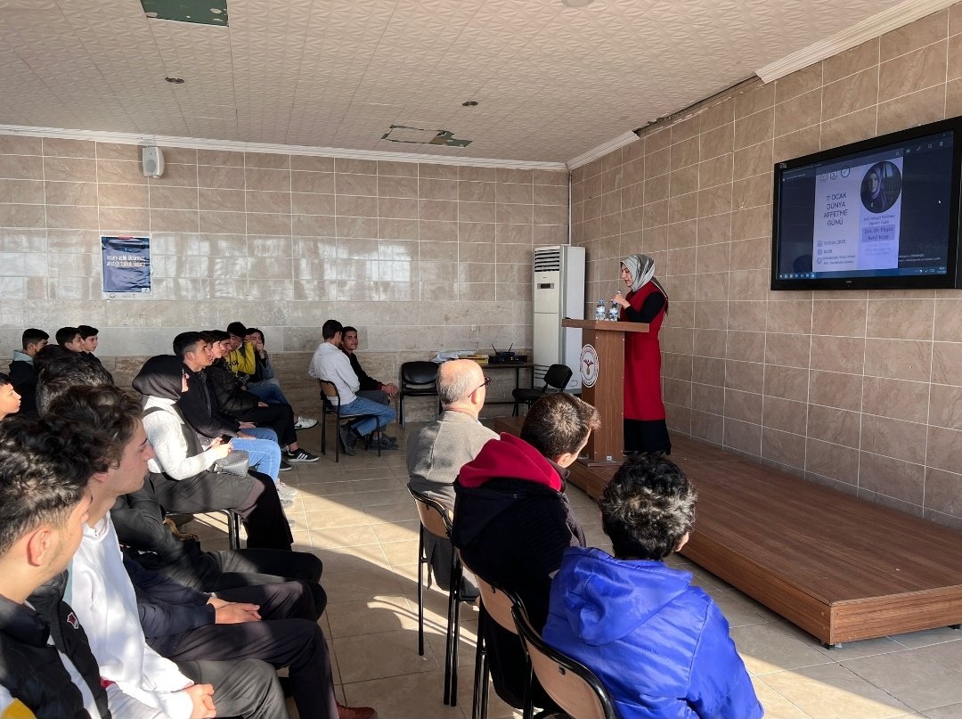 SAOgrenci's tweet photo. Bugün Dulkadiroğlu Sütçü İmam Anadolu İmam Hatip Lisesinde 11 Ocak Dünya Affetme Günü kapsamında öğrencilerle bir araya geldik. Nazik davetleri ve misafirperverliklerinden dolayı başta okul müdürü sayın Mahirbey Kaya olmak üzere tüm emeği geçenlere teşekkürlerimizi sunuyoruz. https://t.co/PVKMfkS3SG