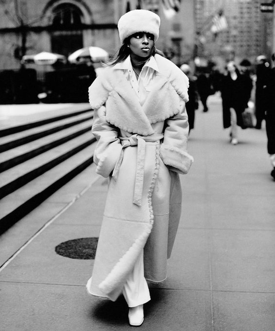 Happy 52nd birthday to the Queen of Hip-Hop Soul. The legendary Mary J. Blige. 