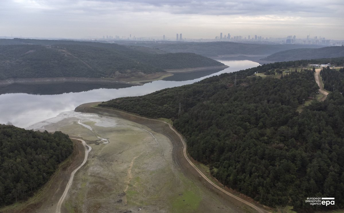 _erdemsahin's tweet photo. Guzelce aqueduct on the partially droughty of the Alibeykoy dam in Istanbul, Turkey, 11 January 2023. According to Istanbul municipality data, the occupancy rate of Istanbul's dams has decreased to 31,56 percent due to drought. #istanbul #drough #GlobalWarming @EPA_Images https://t.co/tg2BMxZARa