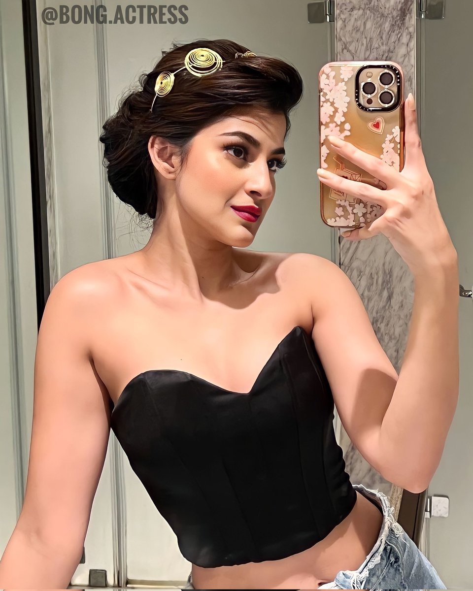 BongActress's tweet photo. #sanjbee #sanjanabanerjee
Follow @BongActress 
#BongActress #BengaliActress https://t.co/kuXuUlS0tH