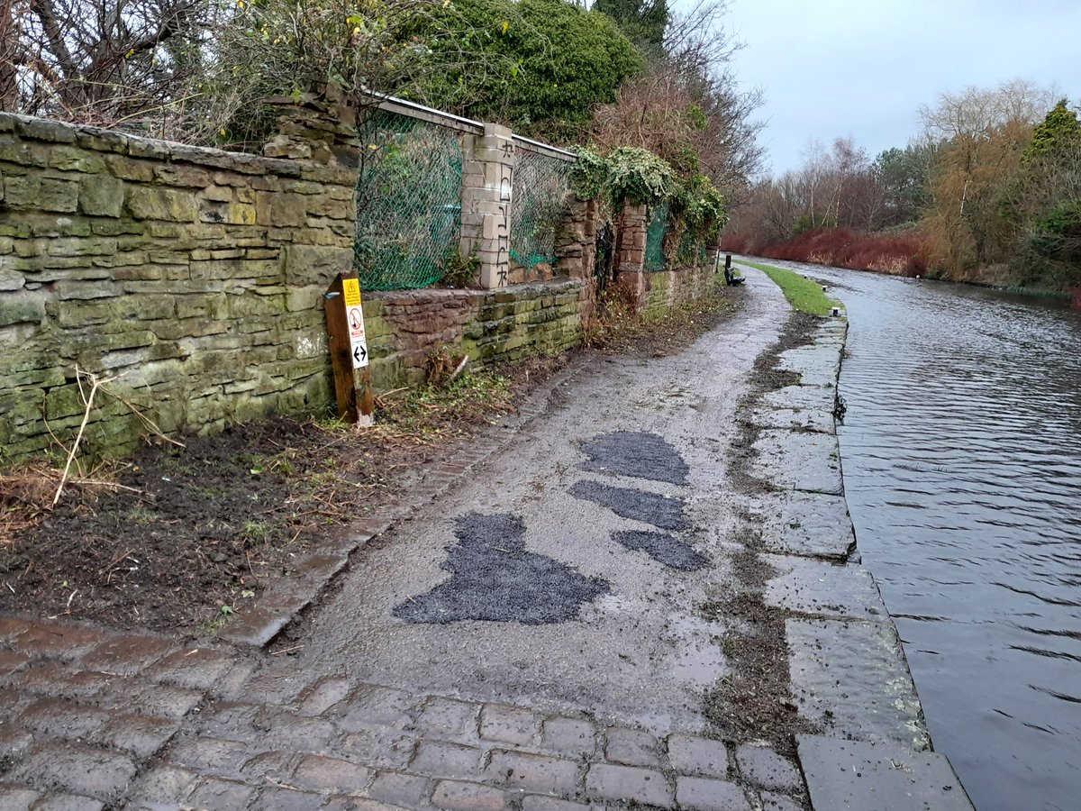 MunroCanal's tweet photo. Brilliant day out in Clayton-le-Moors with our Hyndburn group today. We gave the access steps by Victoria Street a much needed clearing up and continued along the towpath towards the benches. What a difference it's made!
@CanalRiverTrust @CRTNorthWest @CRTBoating @CRTvolunteers https://t.co/TBBcwOHYnE